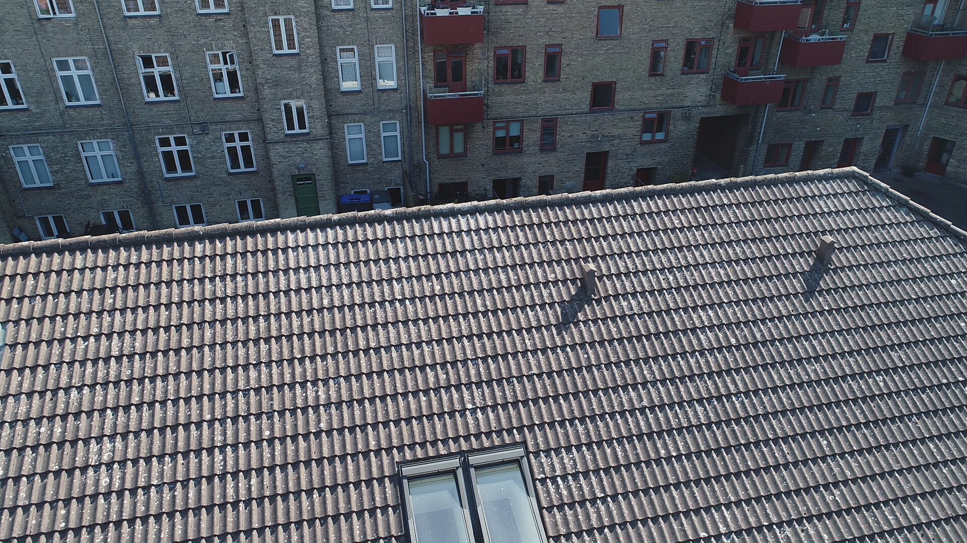 Drone-overblik over tagflade, ventilationsaftræk og ovenlys på etageejendom på Nørrebro
