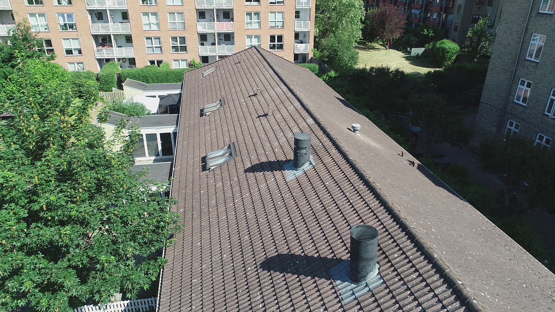 Drone-billede af tagryg, ovenlys og ventilationsaftræk i samlet overblik