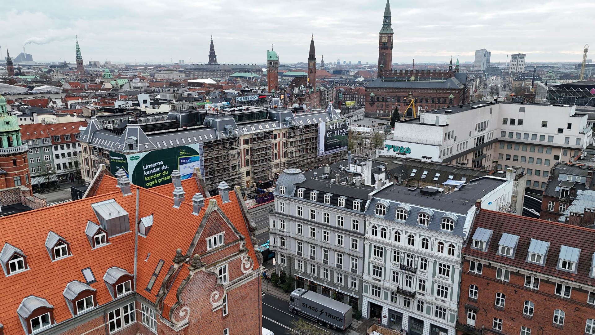 Dronefoto over Københavns tage med rådhuset i baggrunden
