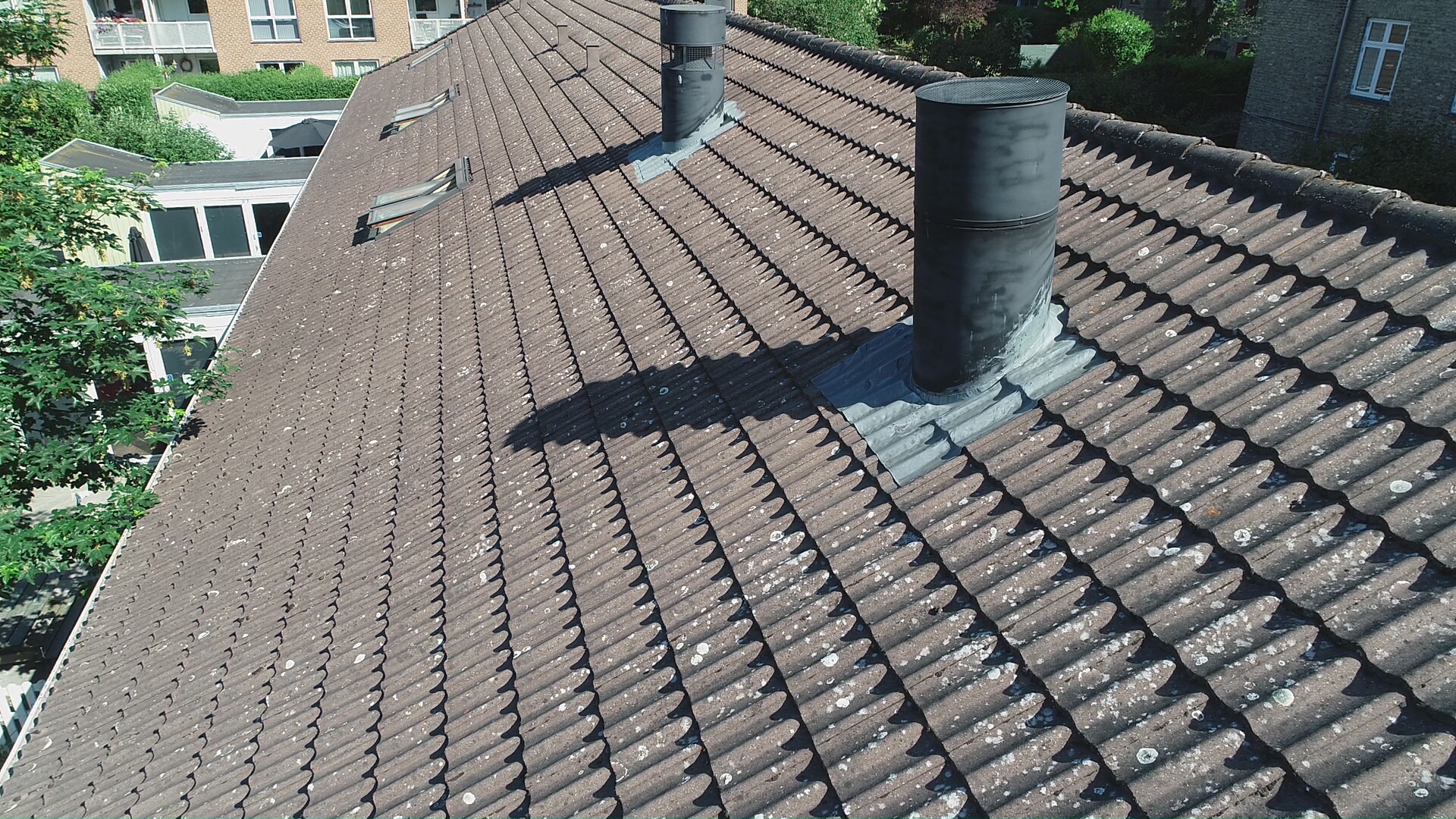Dronefoto af ensartet tagbelægning uden synlige knækkede eller forskudte tagsten