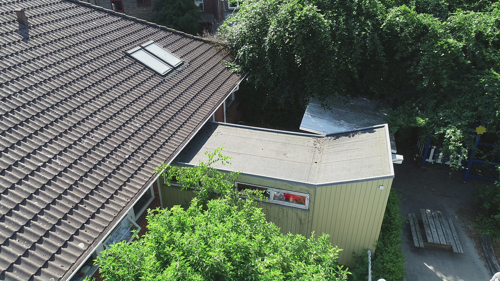 Drone-foto af tag set fra afstand med ventilationsgennemføringer i god stand