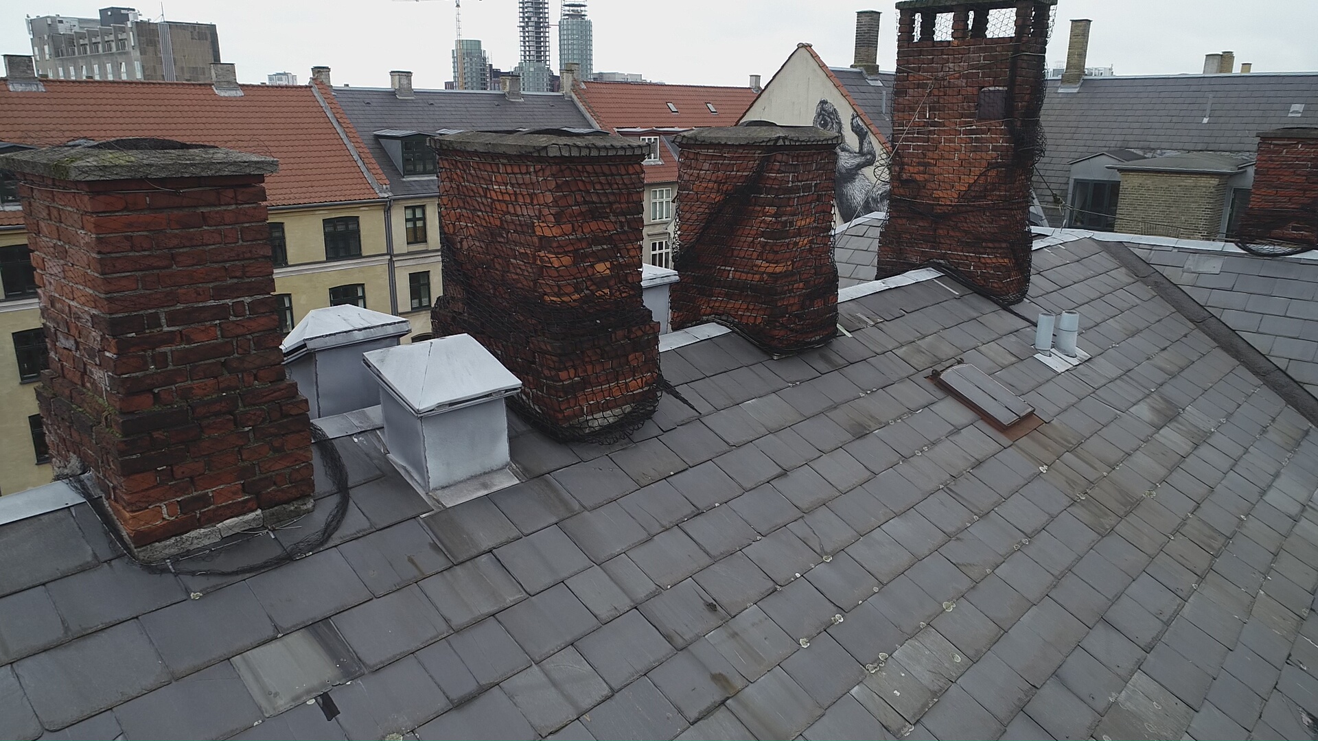 Drone luftfoto af kraftigt nedbrudt murstensskorsten med strukturel hældning. Gentofte